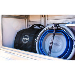 Boss Bucket turquoise design compact facilite le rangement au pré ou en van.