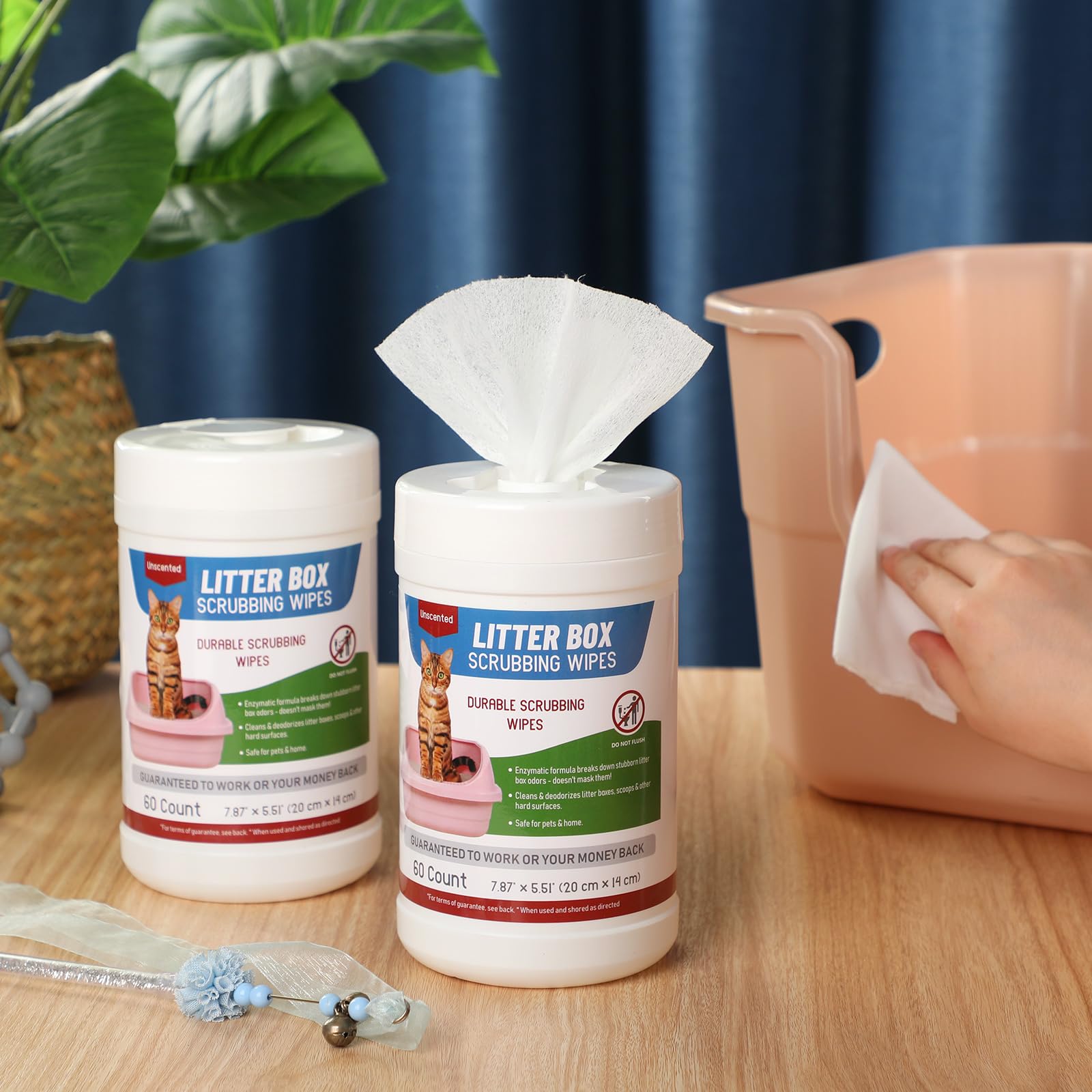 Lingettes Breling nettoyant taches tenaces dans le bac à litière.
