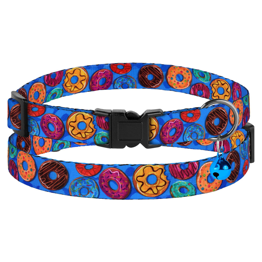 Collier BUDKAS nylon doux en premier plan, confort quotidien.