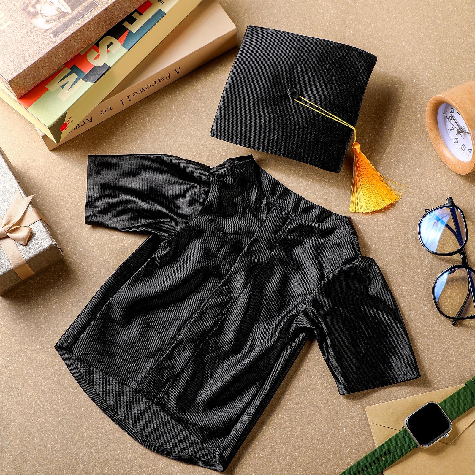 Bunnycool design classique graduation, robe et chapeau élégants pour cérémonie.
