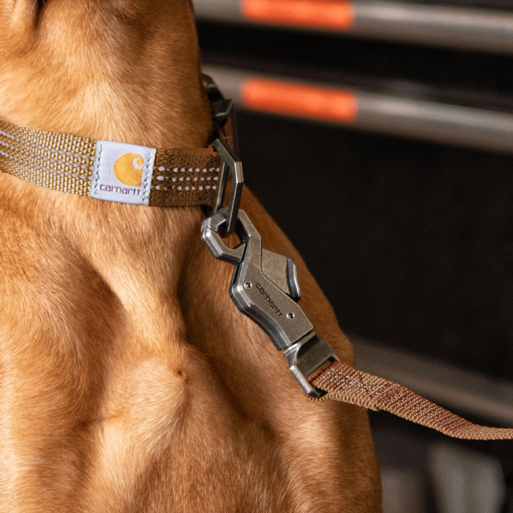 Longe Carhartt utilisée en faible lumière, renforçant la visibilité et la sécurité.