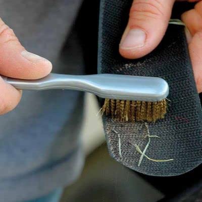 Cashel brosse pour crochets et boucles, en action, facilite le nettoyage rapide des pièces.