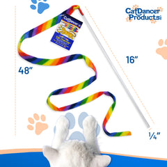 Cat Dancer chat en mouvement suit le jouet coloré et s'amuse.