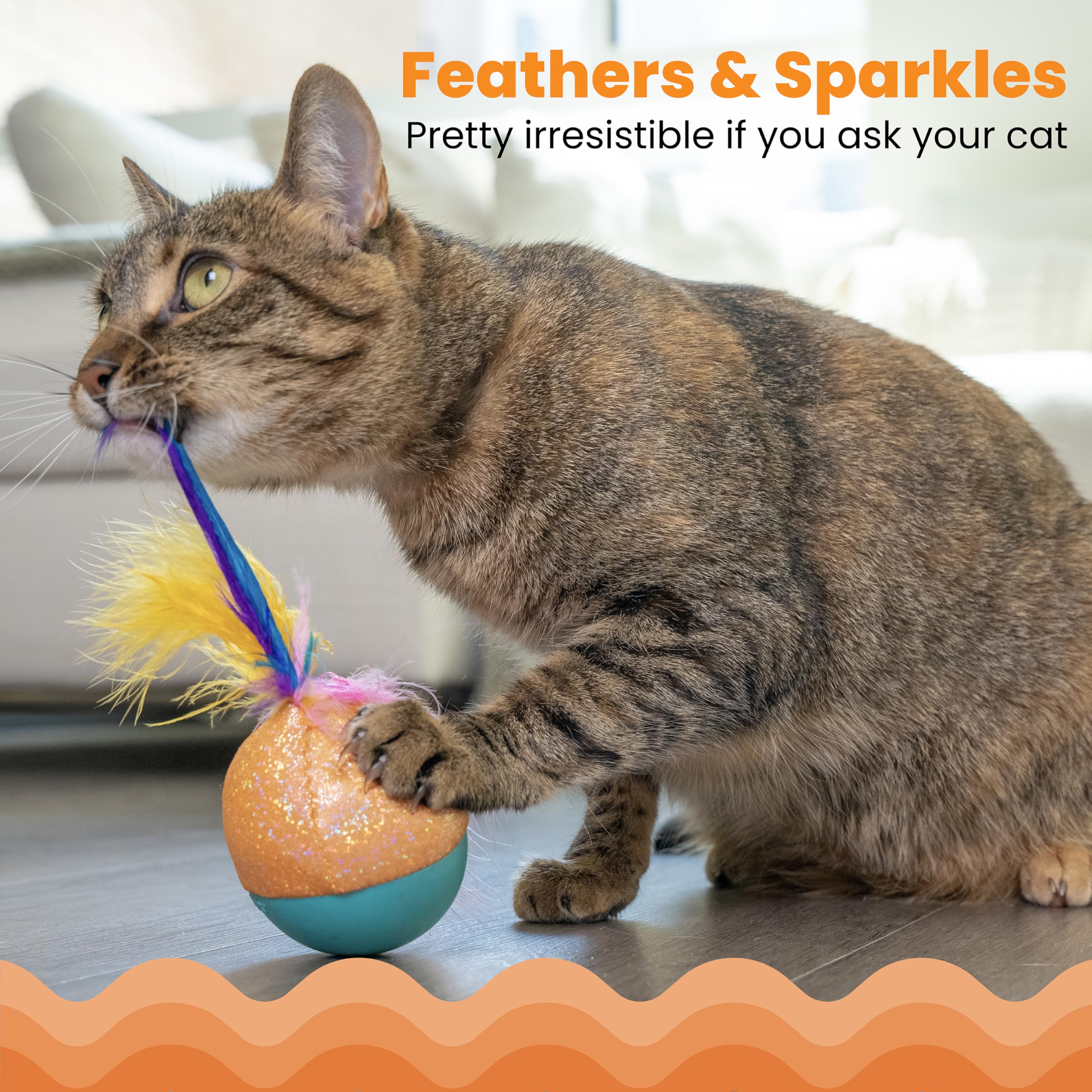 Catstages Whack N’ Wobble Ball : tissu scintillant attire les yeux et le museau.