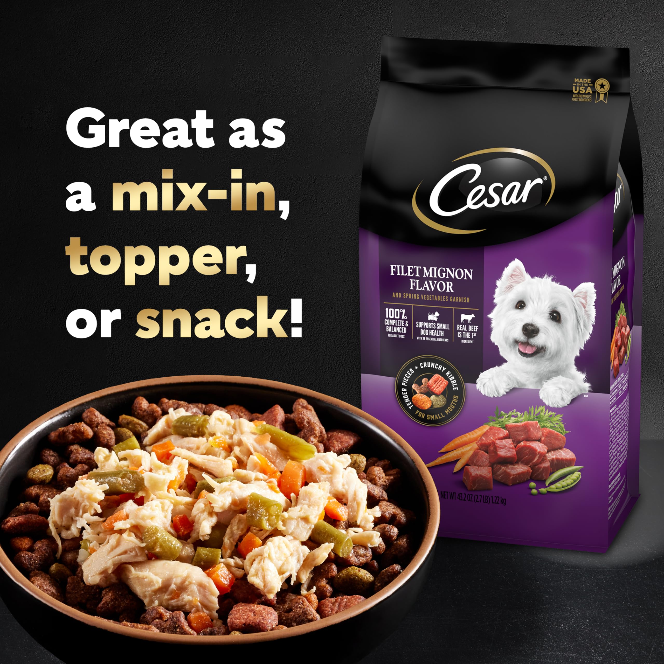 Cesar Simply Crafted, chien heureux dégustant le topping sur croquettes.