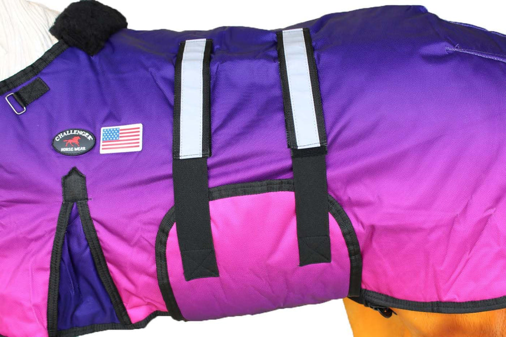 Vue latérale du manteau Challenger pour poulain, maintien et liberté de mouvement.