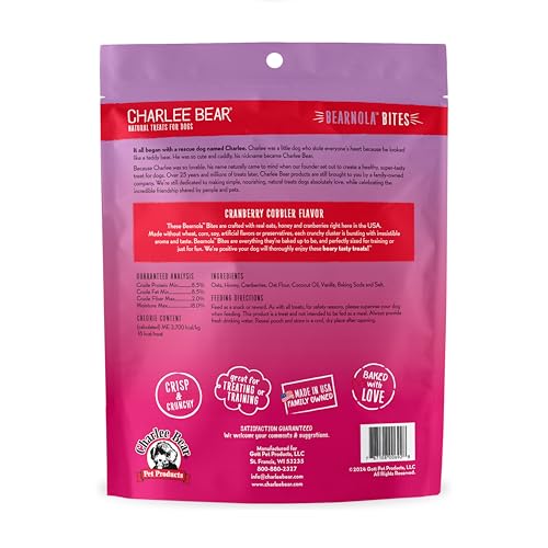 Charlee Bear Bearnola Bites croquant et cranberries visibles en gros plan.