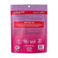 Charlee Bear Bearnola Bites croquant et cranberries visibles en gros plan.