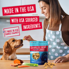 Entraînement canin avec Charlee Bear Original Crunch comme récompense savoureuse.