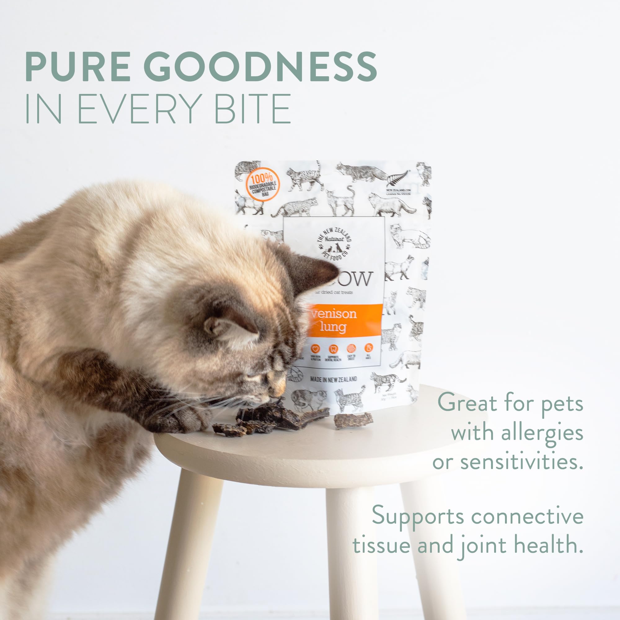 The New Zealand Natural Pet Food Co chat savourant ce snack riche en protéines