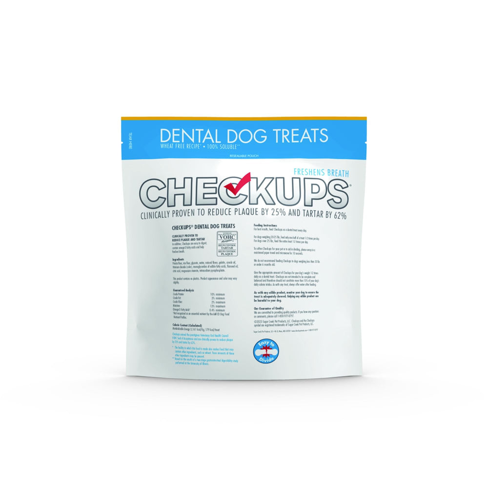 Checkups chien mange friandises dentaires pour haleine plus fraîche après utilisation.