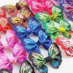 Détail brillant du nœud papillon chien pour un look soigné.