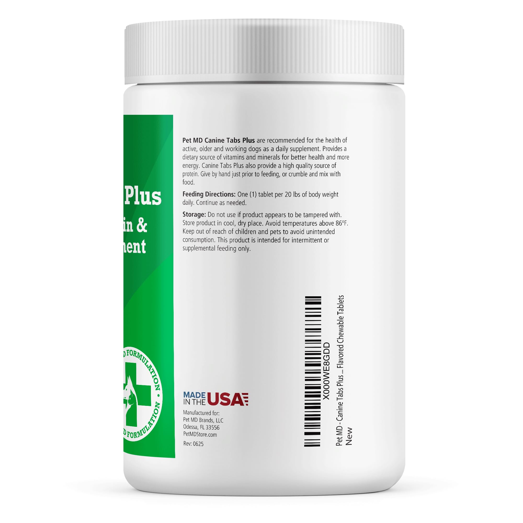 Chien content dégustant Pet MD Canine Tabs Plus, soutien potentiel du pelage et de l'énergie.