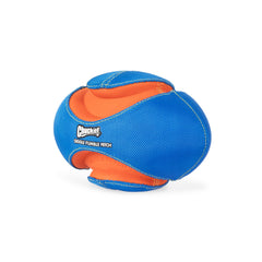 Chien jouant avec la balle Chuckit Giggle Fumble, jeux interactifs de poursuite.
