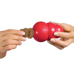 Chien jouant avec Kong Easy Treat rempli: jeu interactif et récompense savoureuse.