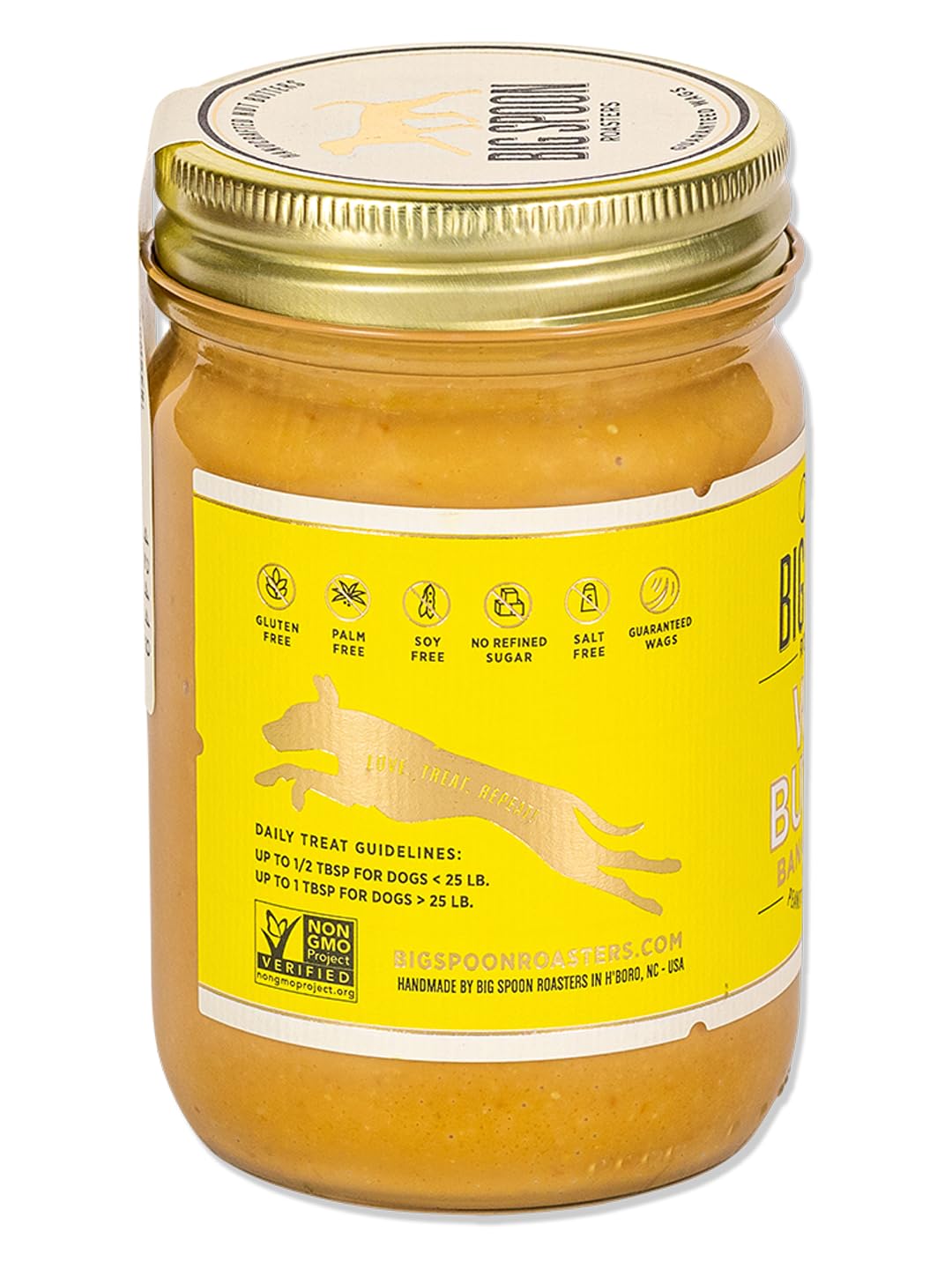 Chien qui goûte la pâte d'arachide Wag, friandise saine et appétissante.