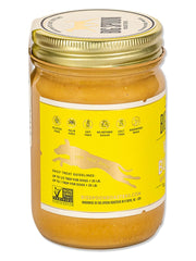 Chien qui goûte la pâte d'arachide Wag, friandise saine et appétissante.