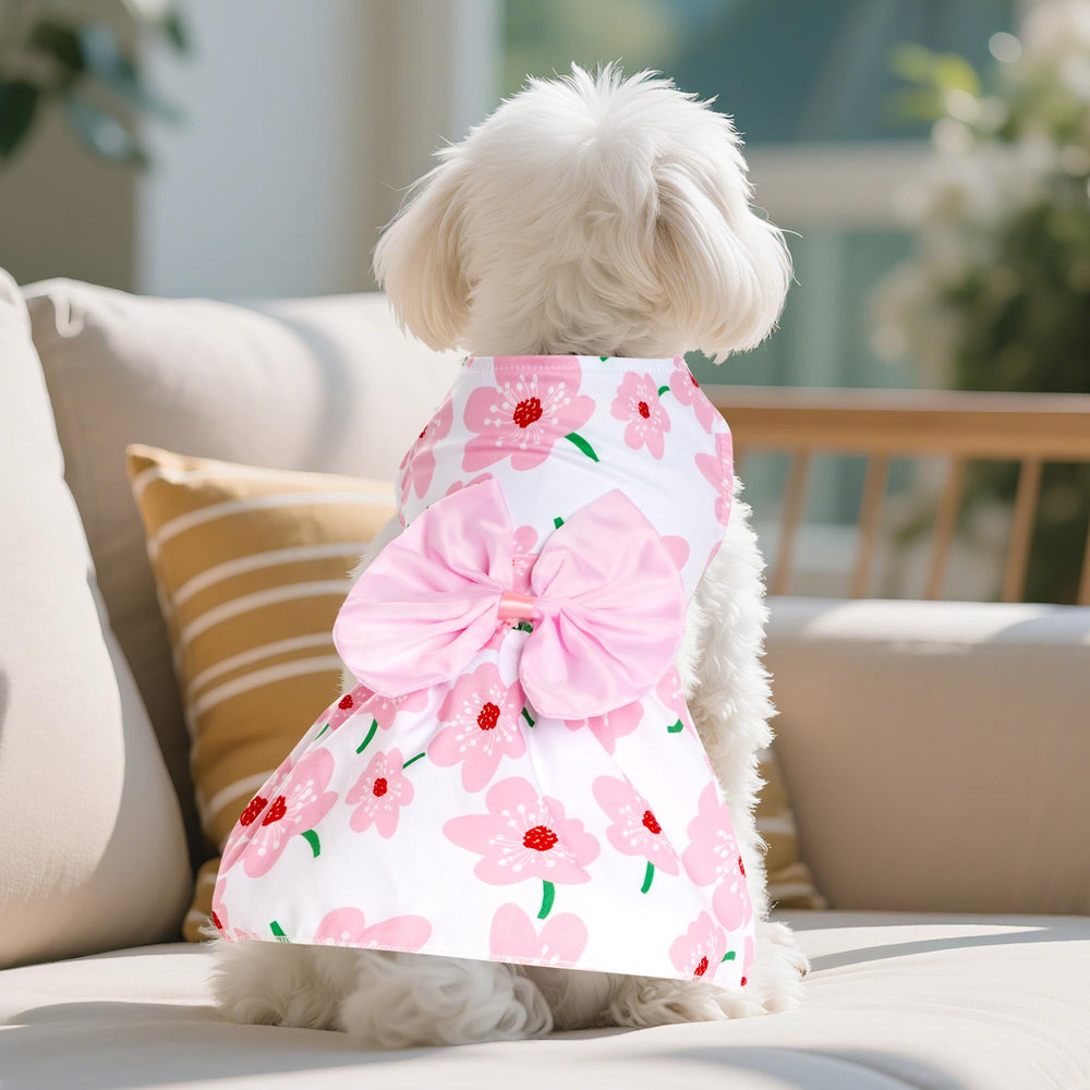 Dessin de fleurs sur robe Choyaxo, touche estivale et joyeuse.