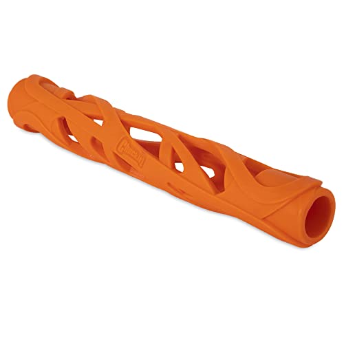 Chuckit! Air Fetch Stick flottant orange sur plage et dans l'eau.