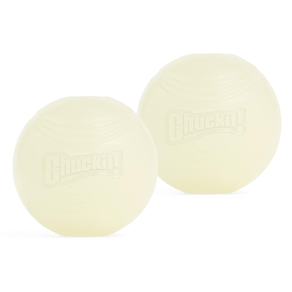 Chuckit! balle lumineuse, gros plan, diamètre 2,5 pouces, parfaite pour le jeu nocturne.