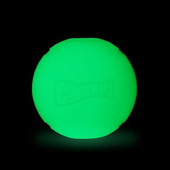 Boule Chuckit lumineuse en action, visibilité nocturne accrue pour fetch