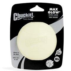 Gros plan sur la texture de la boule lumineuse Chuckit pour chien