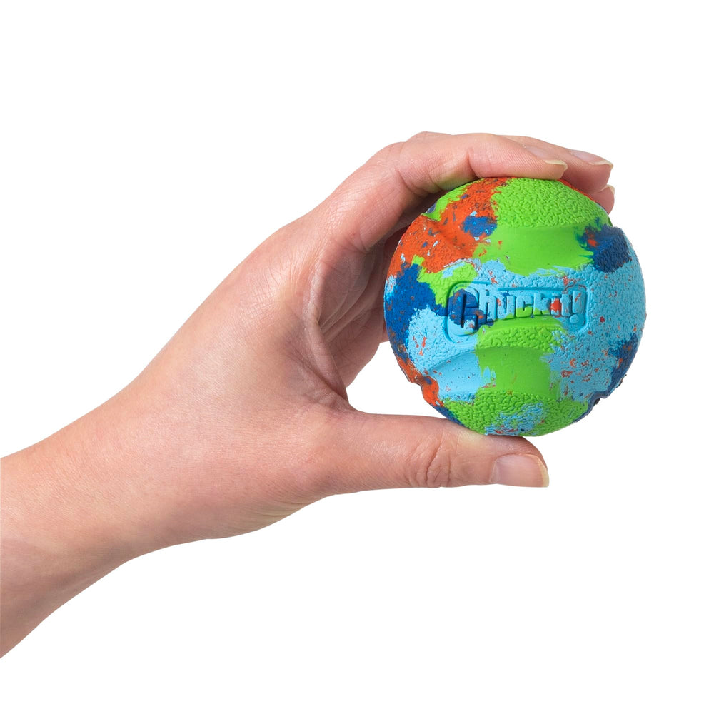 Balle EcoFetch Chuckit core renforcé pour durabilité.