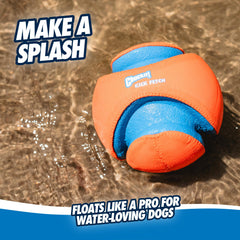 Chuckit! Kick Fetch Ball couleurs vives pour une meilleure visibilité.