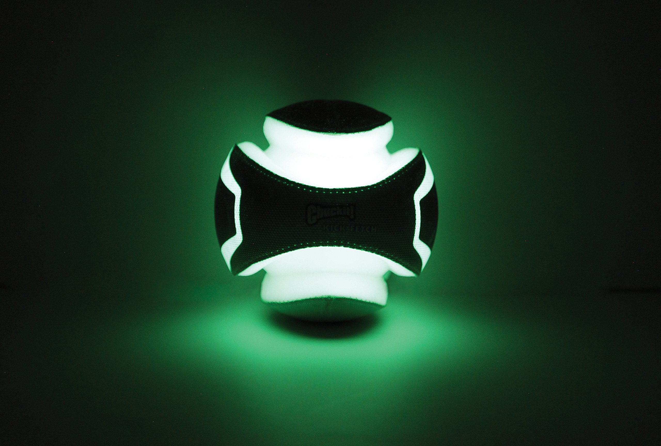 Balle ChuckIt Kick Fetch durable, résistante pour sessions de jeu extérieures.
