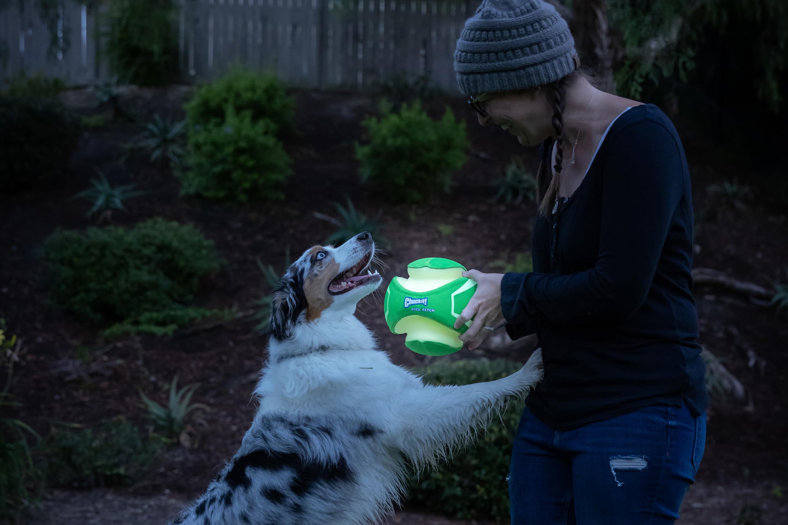 Balle ChuckIt Kick Fetch grip facile, récupération rapide et sans effort.