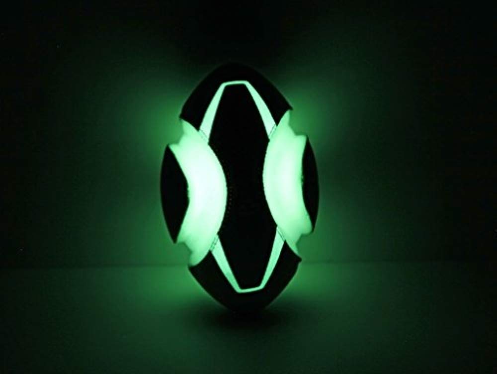 Chuckit! Max Glow Fumble Fetch flotte sur l'eau, parfait pour jeux aquatiques.