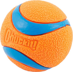 Chuckit! Ultra Ball flotte, facilitant la récupération dans l’eau.