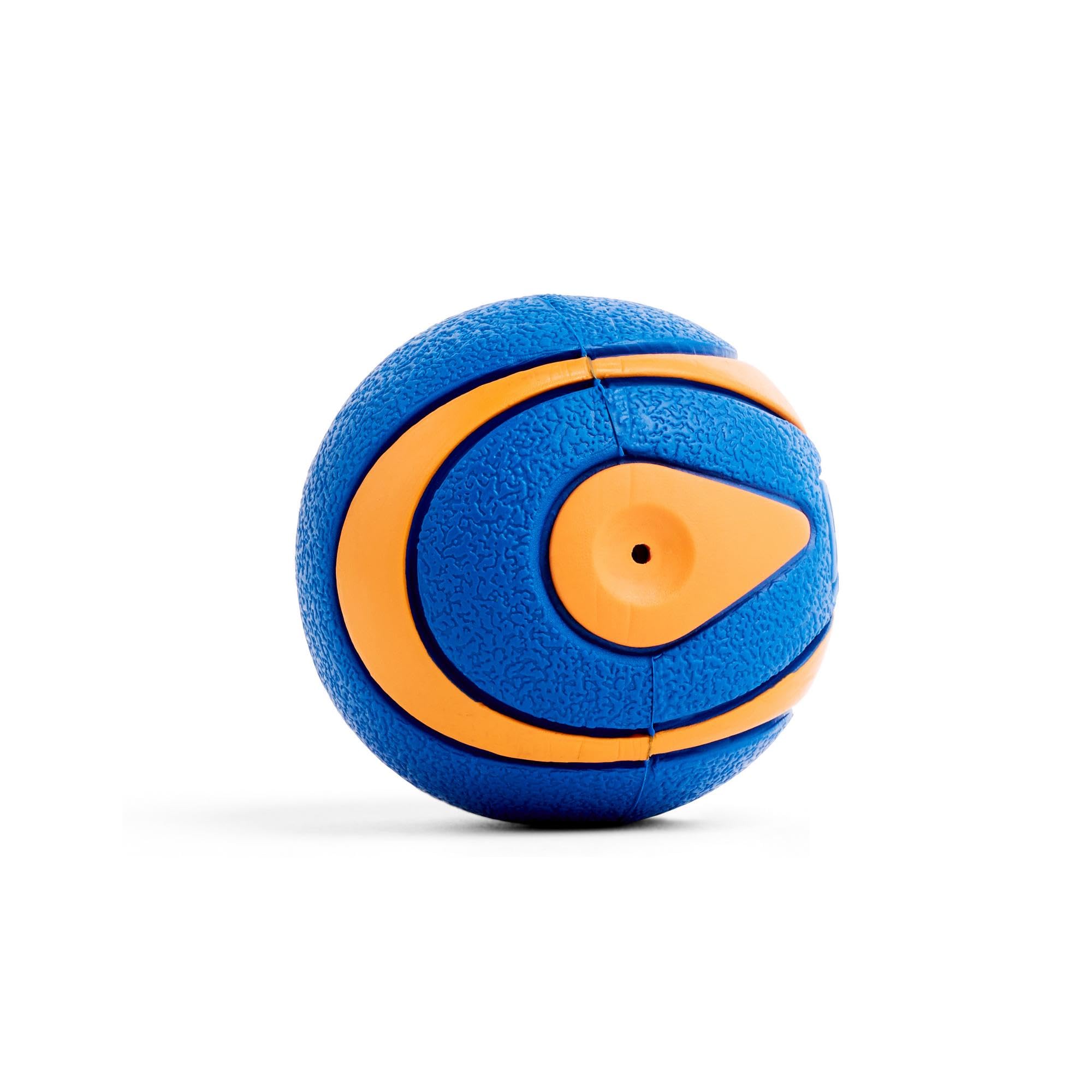 Balle Chuckit Ultra Siffleuse offre une haute visibilité dans l’herbe.