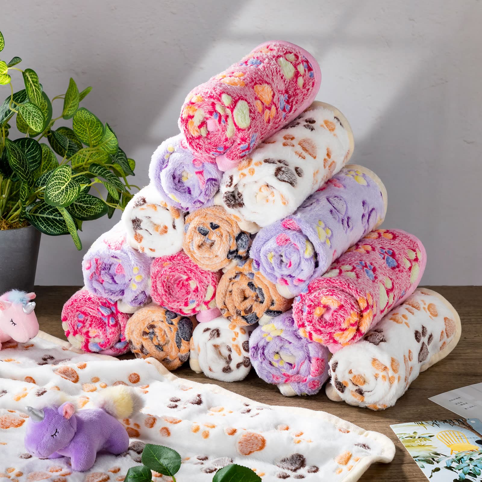 Couverture Chumia imprimée de pattes, ajout ludique et réconfort pour les animaux.