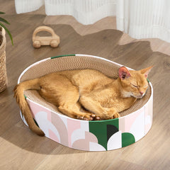 Conlun chat utilisant le grattoir-carton ovale pour griffage et jeu intérieur.
