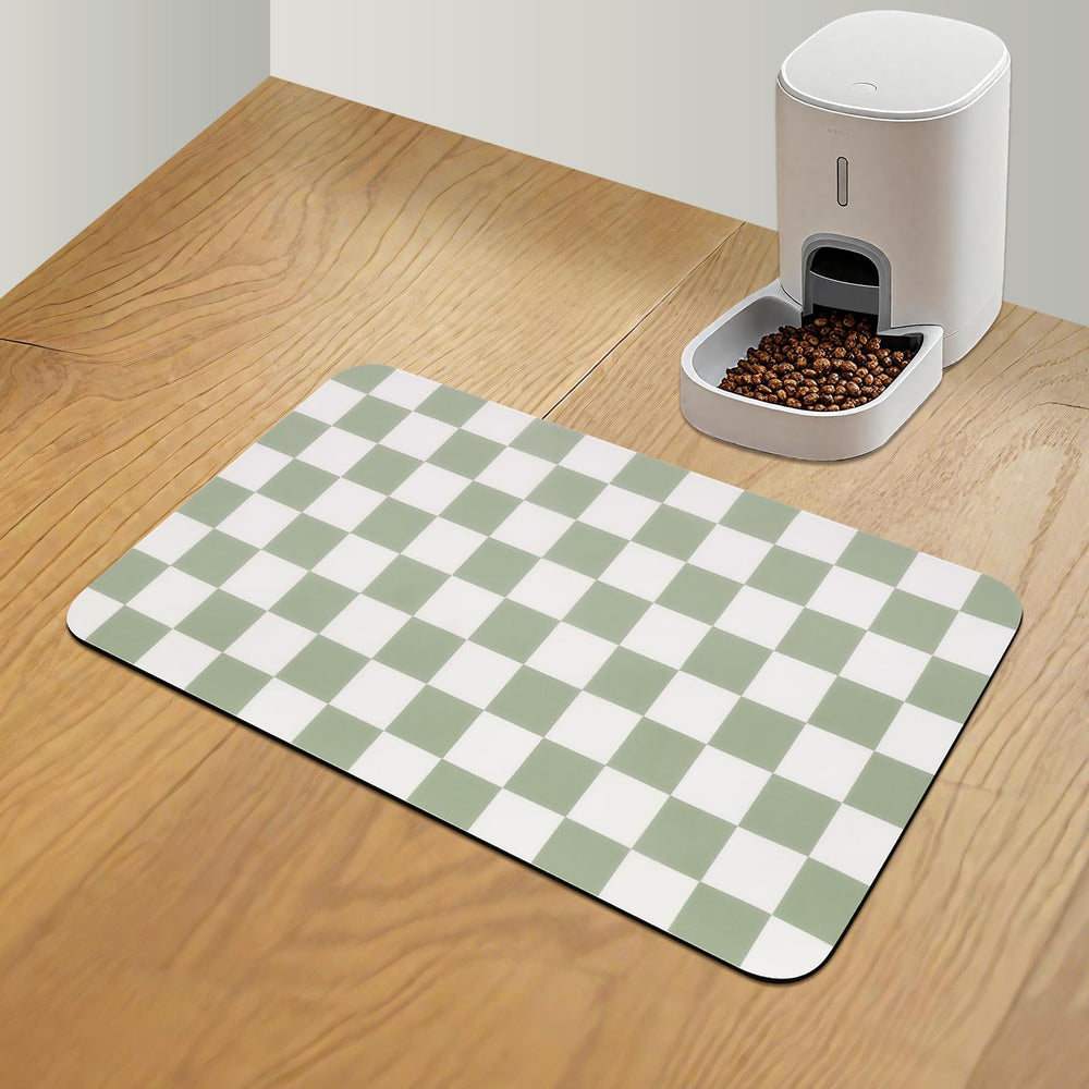 Tapis d’alimentation CooRug pour chien carreaux vert, propre et absorbant pendant les repas.