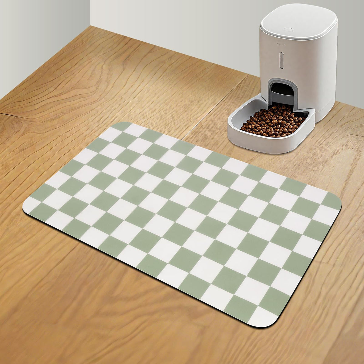 Tapis d’alimentation CooRug pour chien carreaux vert, propre et absorbant pendant les repas.