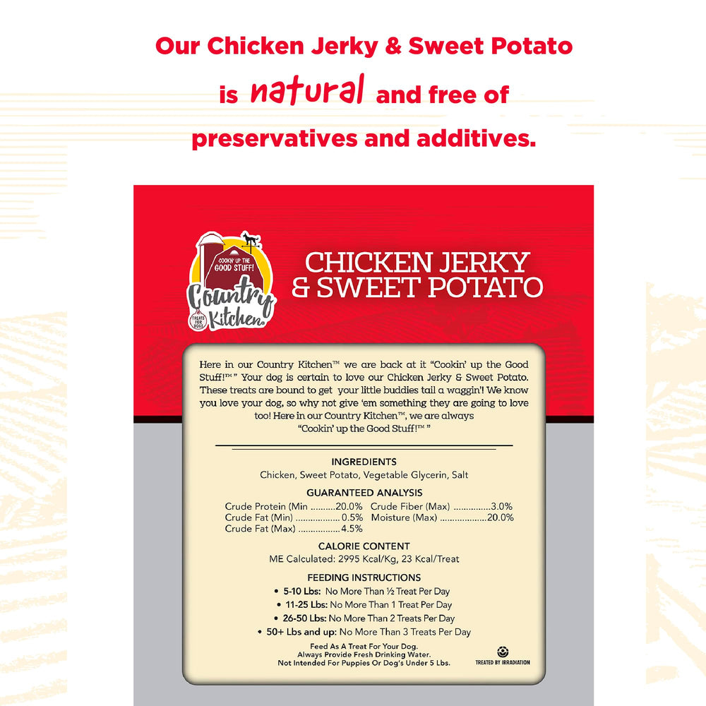 Country Kitchen chien heureux degustant jerky tendre lors d'une promenade.