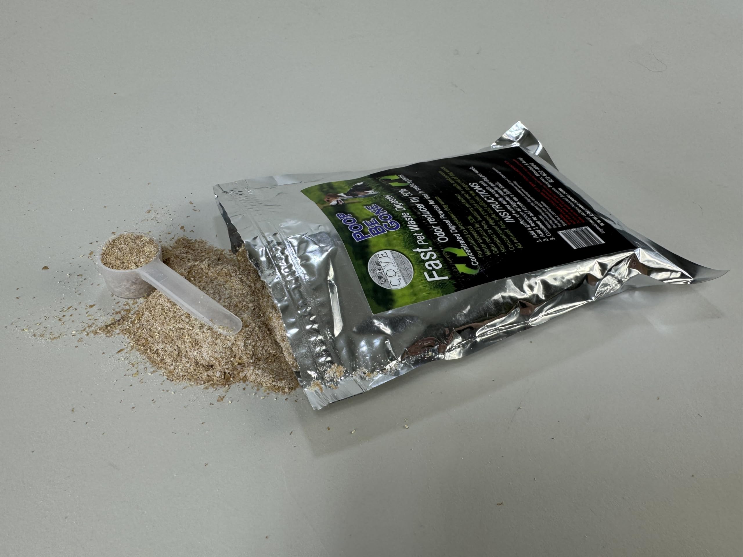 Poudre digestive ultra-concentree Cove Poop Be Gone transforme les excréments en liquides.
