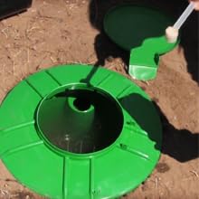 Odeur maîtrisée grâce à la poudre concentrée Poop Be Gone pour espaces extérieurs.