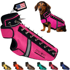 CoyoteVest SpikeVest pour petit chien rose, protection légère et visibilité renforcée.