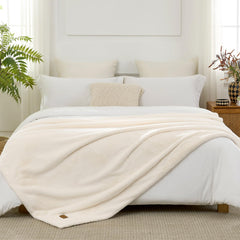 COZY KISS couverture en fausse fourrure crème, douceur extrême pour canapé et lit.
