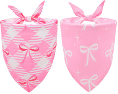 Bandana CozyHaus rose avec noeud papillon gingham, parfait pour un look printanier.