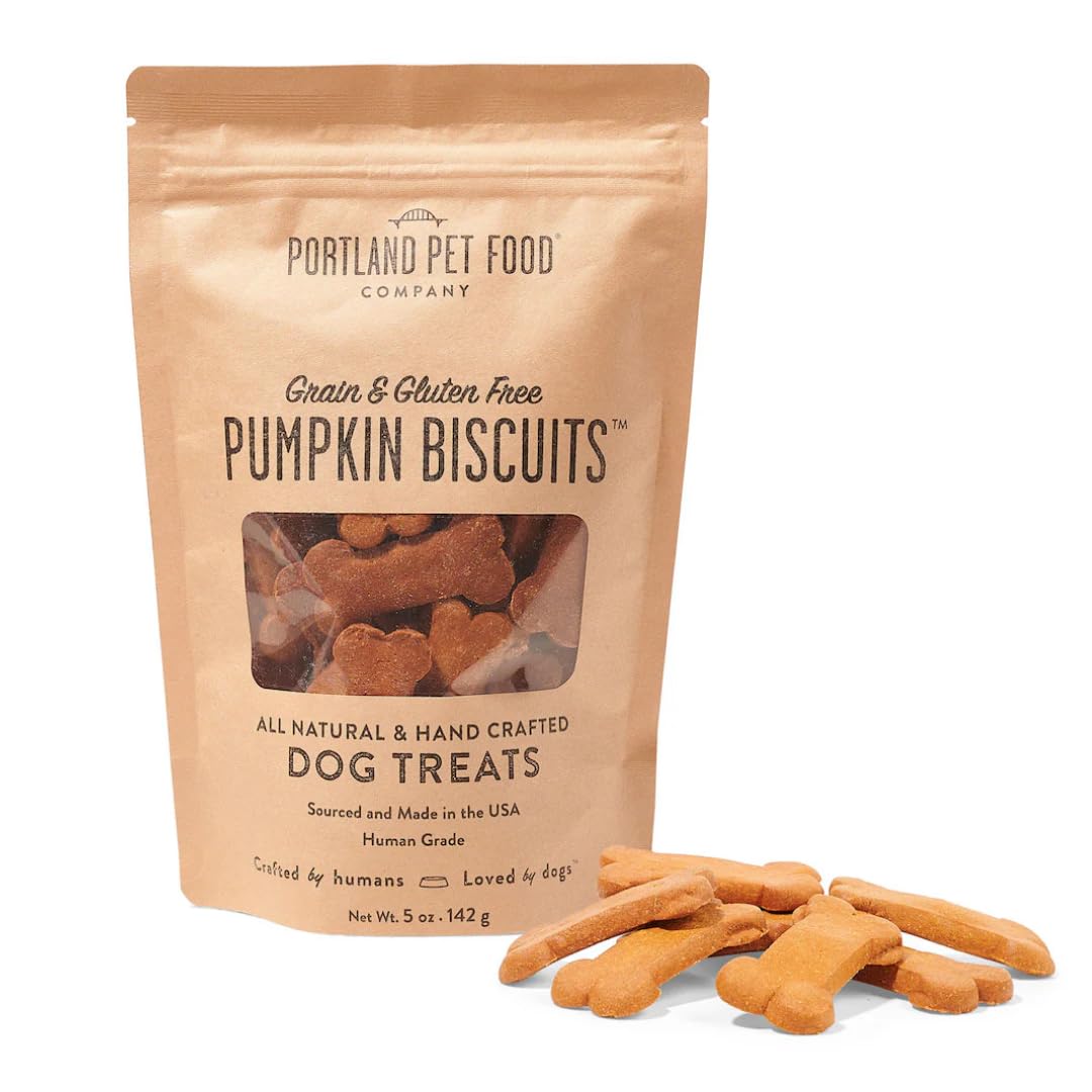CRAFTED BY HUMANS LOVED BY DOGS – biscuit citrouille sur paquet, récompense savoureuse pour chien.