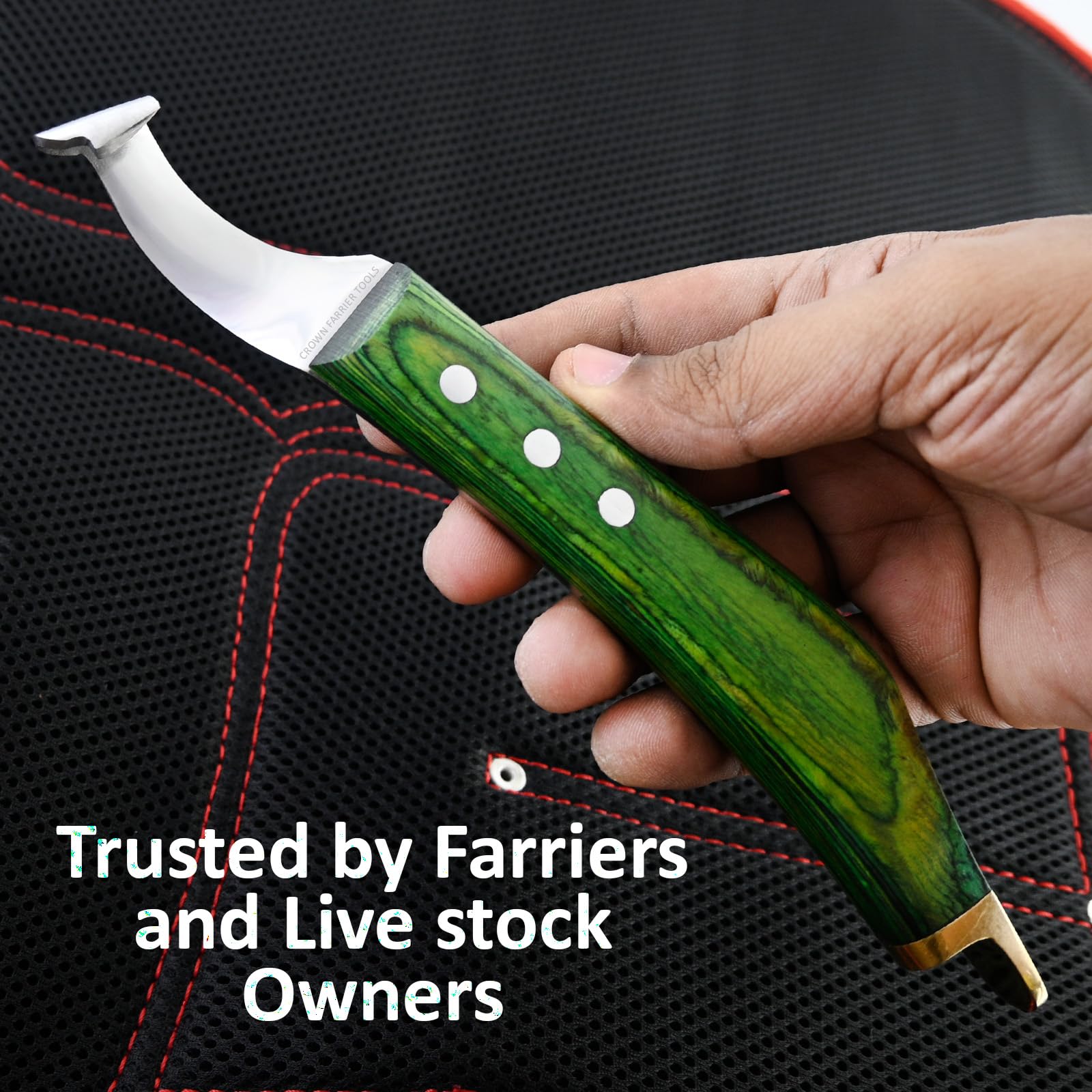 Crown Farrier Tools utilisation-main-gauche : angles de coupe optimisés et contrôle précis.