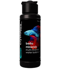 Crystalpro Betta Minerals, versement facile pour dosage précis dans l’aquarium.