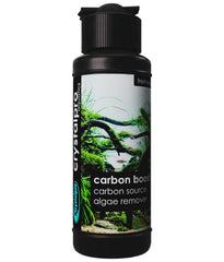 Crystalpro Carbon Boost versé dans l'aquarium nourrissant les plantes pour une croissance saine.