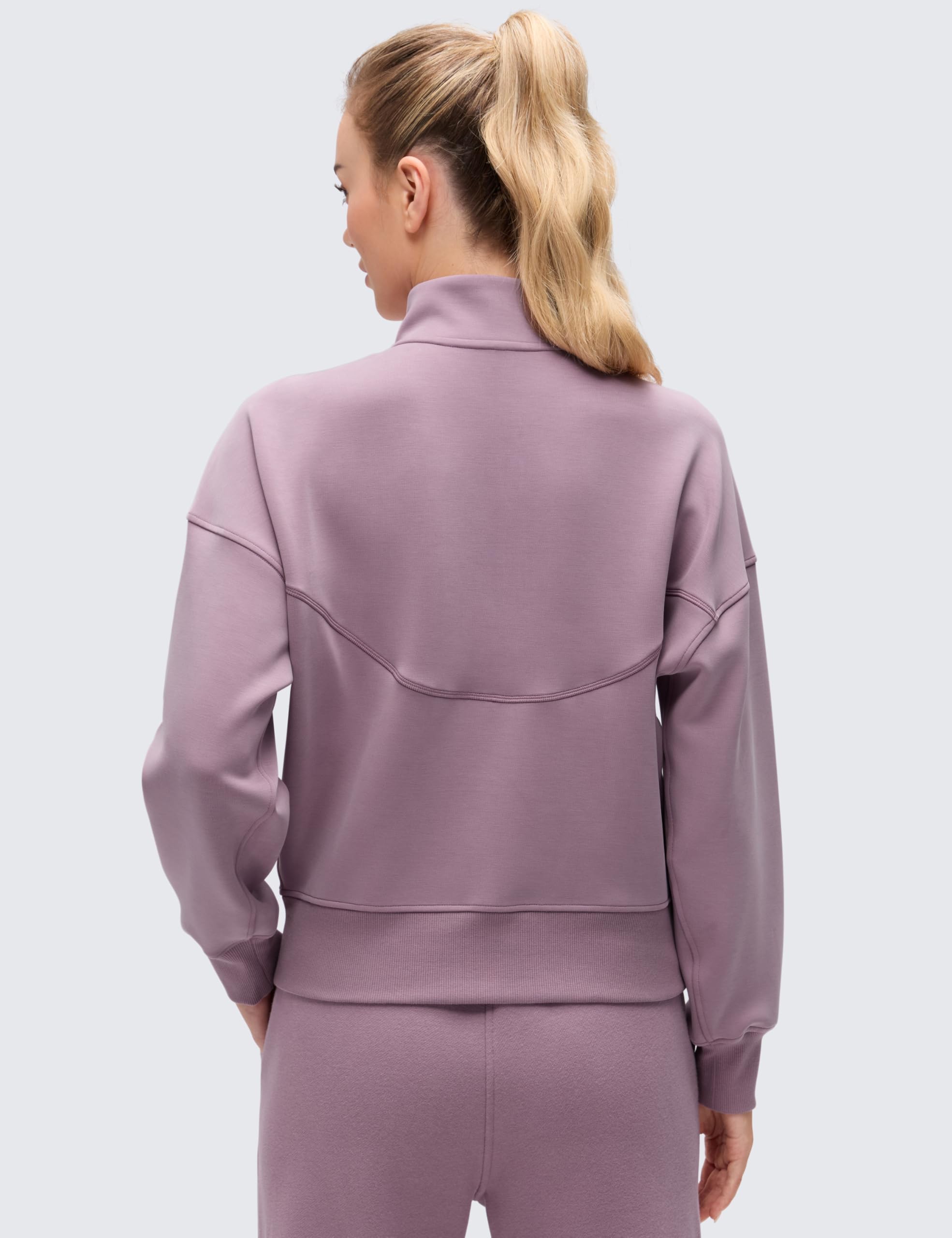 CRZ YOGA SoftAura, détail du col cheminée, parfait pour rester au chaud pendant l'échauffement