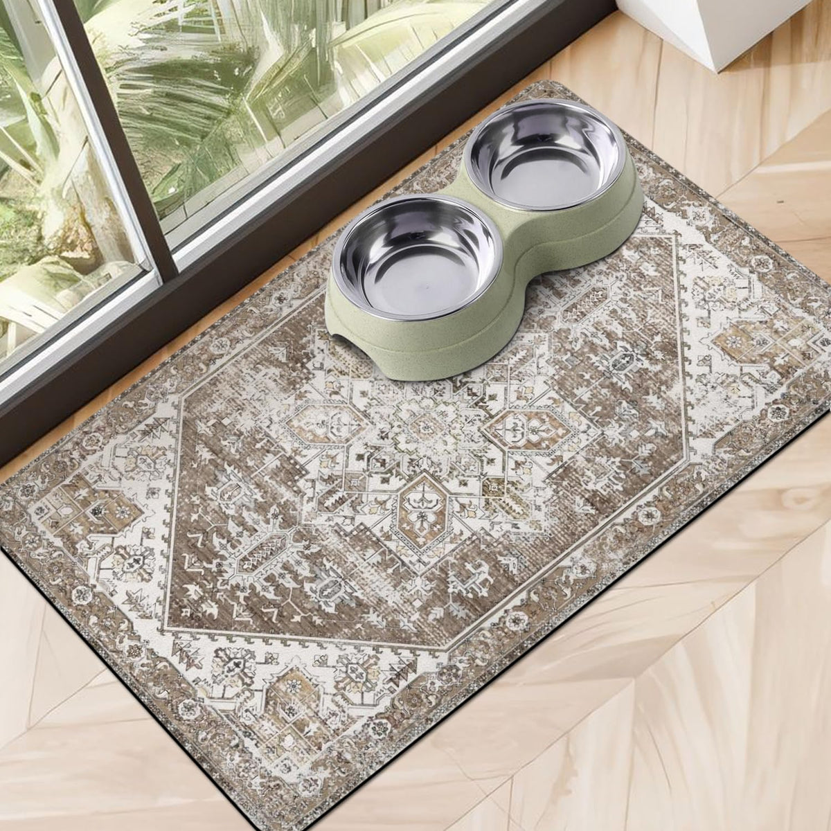 Tapis Cuslnox absorbant les éclaboussures de nourriture pour chien et garde le sol sec.