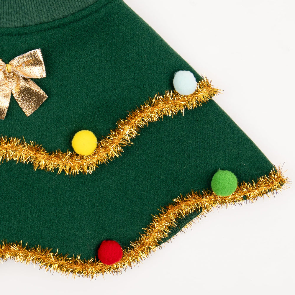 Chien portant le look festif lors d'une scène de Noël.
